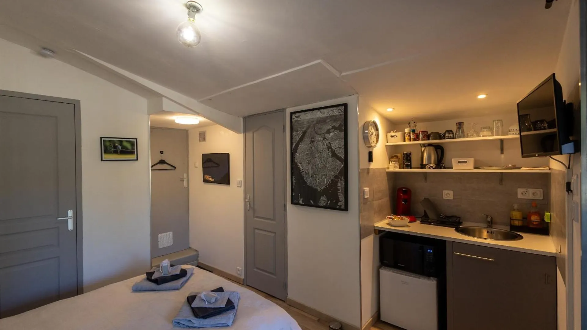 Studio Dans Le Luberon Cereste 0*,  France